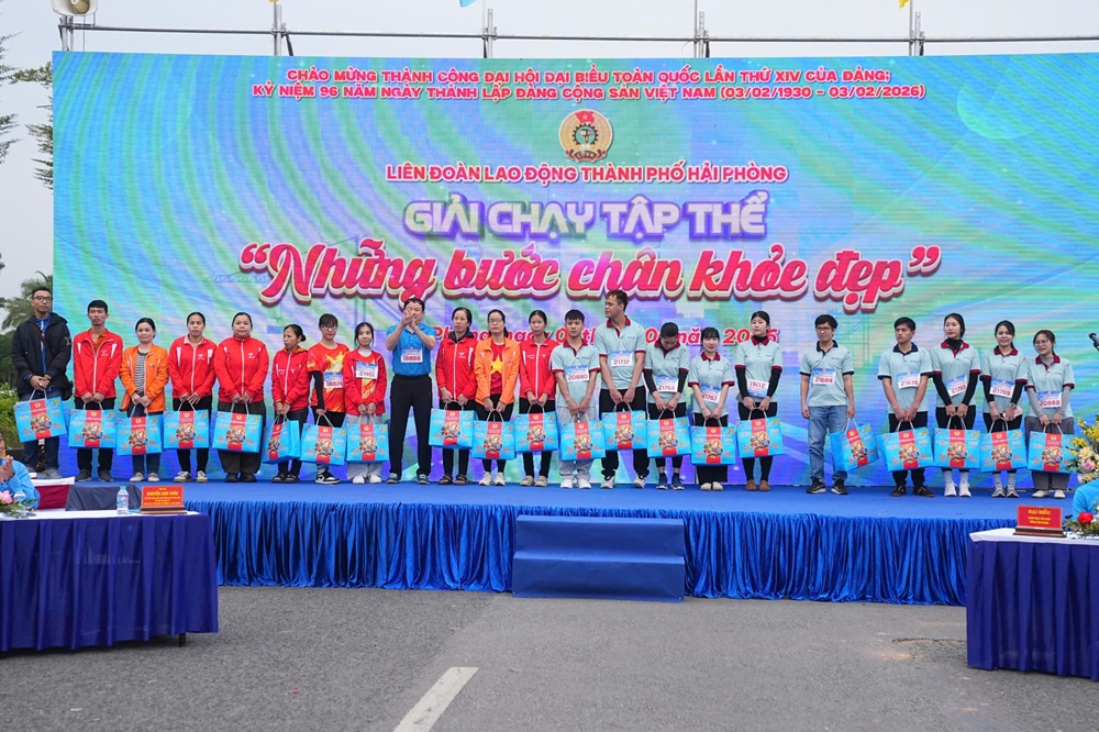 Tại chương trình, LĐLĐ thành phố trao nhiều phần quà cho công nhân lao động có hoàn cảnh khó khăn