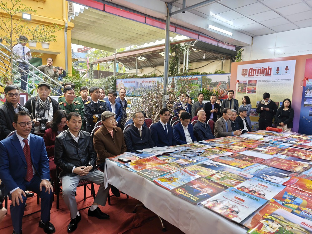C&aacute;c đại biểu tham quan c&aacute;c ấn phẩm b&aacute;o ch&iacute; được trưng b&agrave;y tại Hội b&aacute;o Xu&acirc;n 2026