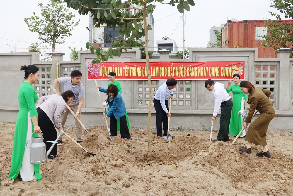 L&atilde;nh đạo x&atilde; Gia Lộc tham gia trồng c&acirc;y