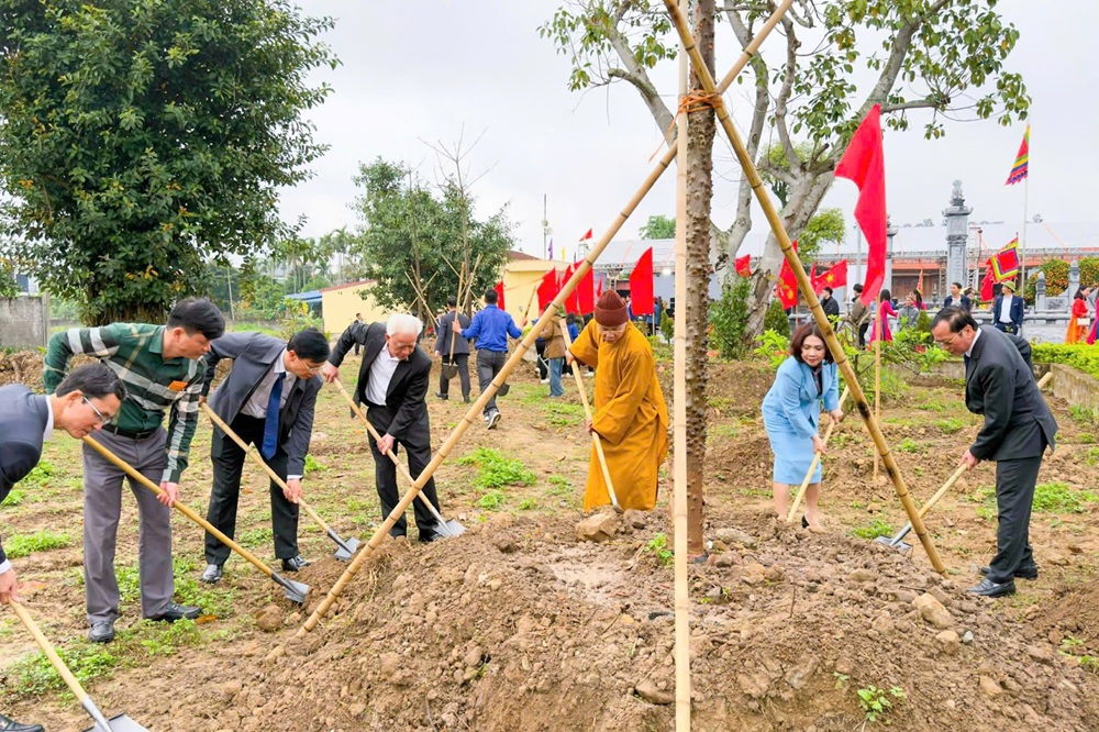 L&atilde;nh đạo phường An Dương tham gia trồng c&acirc;y