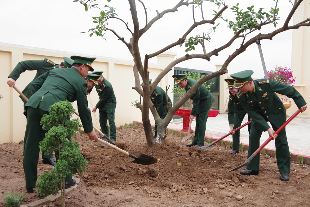 C&aacute;n bộ, chiến sĩ Bộ đội bi&ecirc;n ph&ograve;ng th&agrave;nh phố tham gia trồng c&acirc;y hưởng ứng phong tr&agrave;o &ldquo;Đời đời nhớ ơn B&aacute;c Hồ&rdquo;