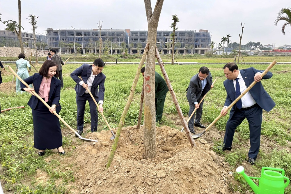L&atilde;nh đạo phường Hồng An trồng c&acirc;y tại C&ocirc;ng vi&ecirc;n c&acirc;y xanh, Quốc lộ 10, Tổ d&acirc;n phố L&ecirc; L&aacute;c I