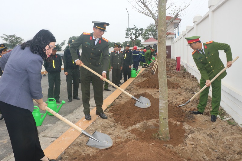 Lực lượng C&ocirc;ng an Hải Ph&ograve;ng tham gia Tết trồng c&acirc;y tại khu&ocirc;n vi&ecirc;n trụ sở C&ocirc;ng an x&atilde; Ninh Giang, th&ocirc;n Tranh Xuy&ecirc;n, x&atilde; Ninh Giang