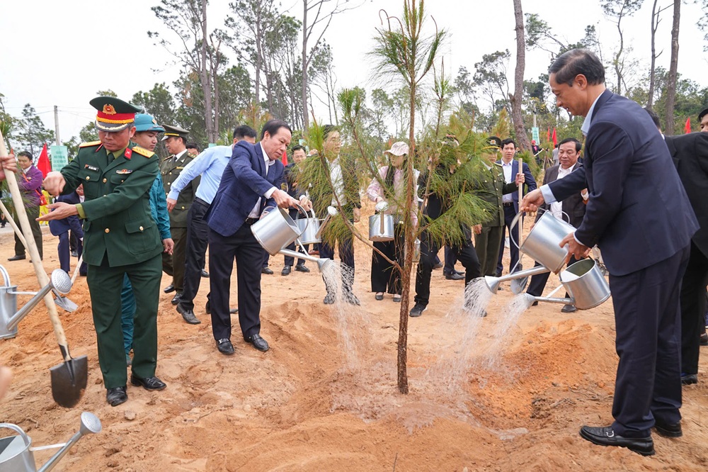&Ocirc;ng L&ecirc; Tiến Ch&acirc;u, B&iacute; thư Th&agrave;nh ủy Hải Ph&ograve;ng dự Lễ ph&aacute;t động Tết trồng c&acirc;y &ldquo;Đời đời nhớ ơn B&aacute;c Hồ&rdquo; tại Đồi 66, phường Đồ Sơn