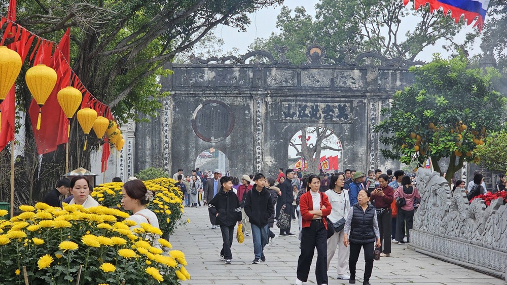 Từ ng&agrave;y m&ugrave;ng 1 đến m&ugrave;ng 6 Tết Nguy&ecirc;n đ&aacute;n B&iacute;nh Ngọ 2026, Di sản văn h&oacute;a thế giới C&ocirc;n Sơn - Kiếp Bạc đ&atilde; đ&oacute;n khoảng 368.262 lượt người d&acirc;n v&agrave; du kh&aacute;ch tới tham quan du Xu&acirc;n, v&atilde;n cảnh v&agrave; d&acirc;ng hương