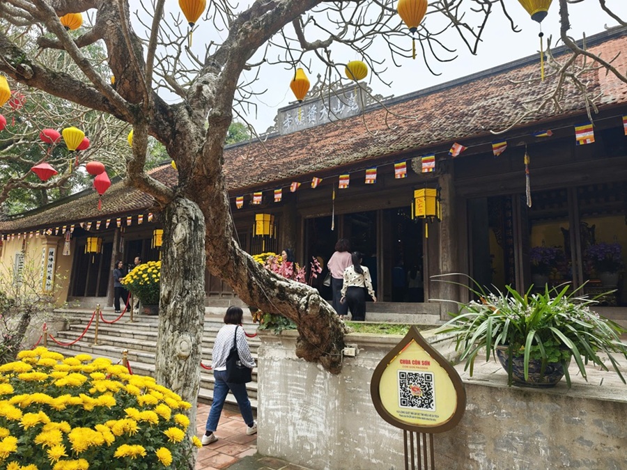 Du khách tham quan khu di sản văn hóa thế giới Côn Sơn - Kiếp Bạc có thể dùng điện thoại thông minh quét mã QR được đặt tại các điểm di tích tra cứu thông tin về lịch sử hình thành, kiến trúc, giá trị văn hóa của di sản cũng như các dịch vụ tiện ích liên quan