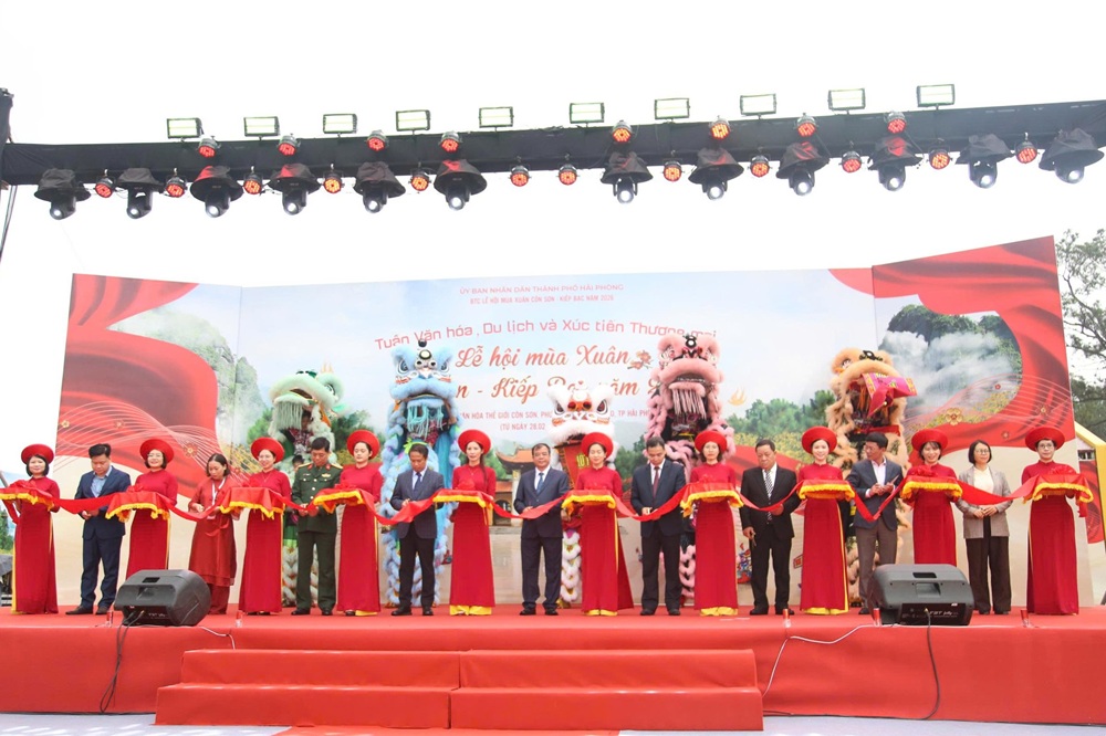 Các đại biểu cắt băng khai mạc Tuần Văn hóa, Du lịch và Xúc tiến Thương mại năm 2026