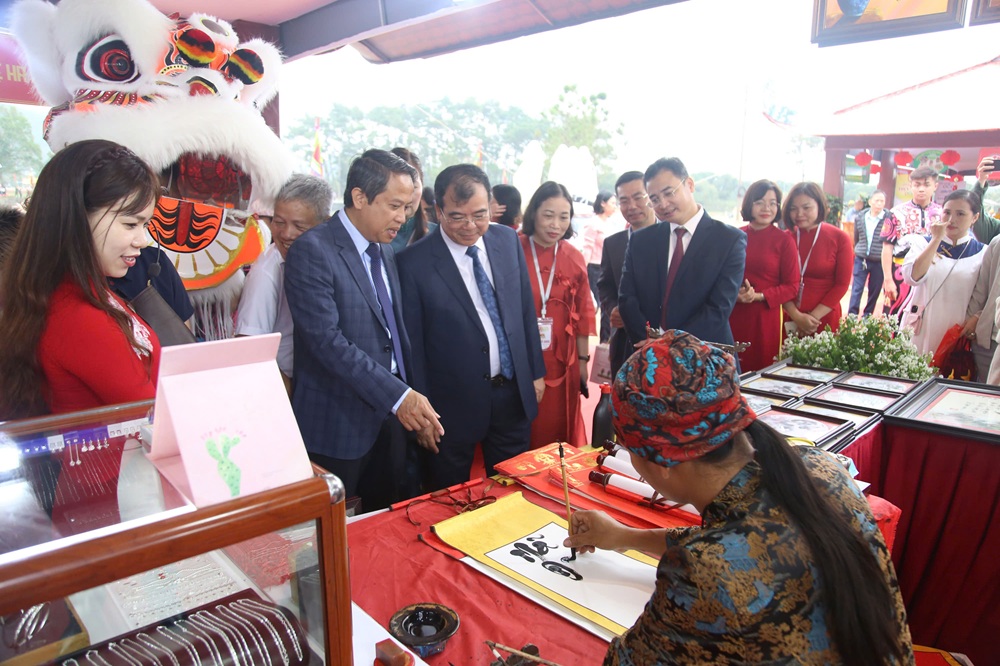 Các đại biểu tham quan thưởng thức Nghệ thuật thư pháp tại Tuần Văn hóa, Du lịch và Xúc tiến Thương mại năm 2026