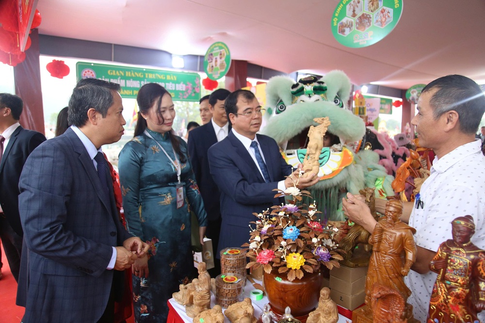 Ông Nguyễn Minh Hùng, Phó chủ tịch UBND TP. Hải Phòng cùng các đại biểu tham quan các gian hàng