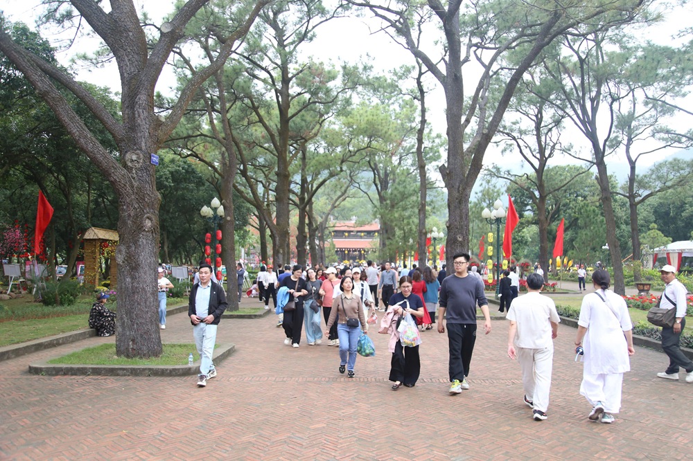Đông đảo du khách về dự Lễ hội mùa Xuân Côn Sơn – Kiếp Bạc năm 2026
