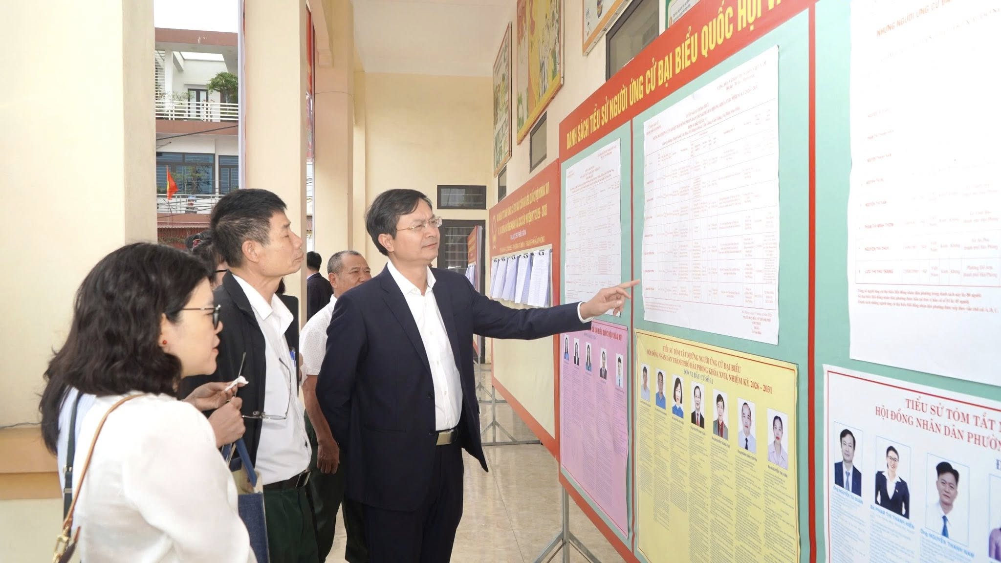 C&aacute;c đại biểu khảo s&aacute;t thực tế tại khu vực bỏ phiếu tại phường Tứ Minh, TP. Hải Ph&ograve;ng