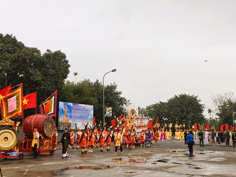 Nhiều đoàn rước từ những nơi thờ Đức Vương Ngô Quyền trong khu vực cùng hội tụ, rước về “Từ Cả” – Từ Lương Xâm