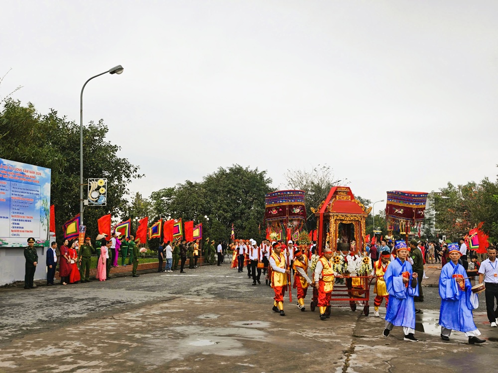 Nhiều đoàn rước từ những nơi thờ Đức Vương Ngô Quyền trong khu vực cùng hội tụ, rước về “Từ Cả” – Từ Lương Xâm