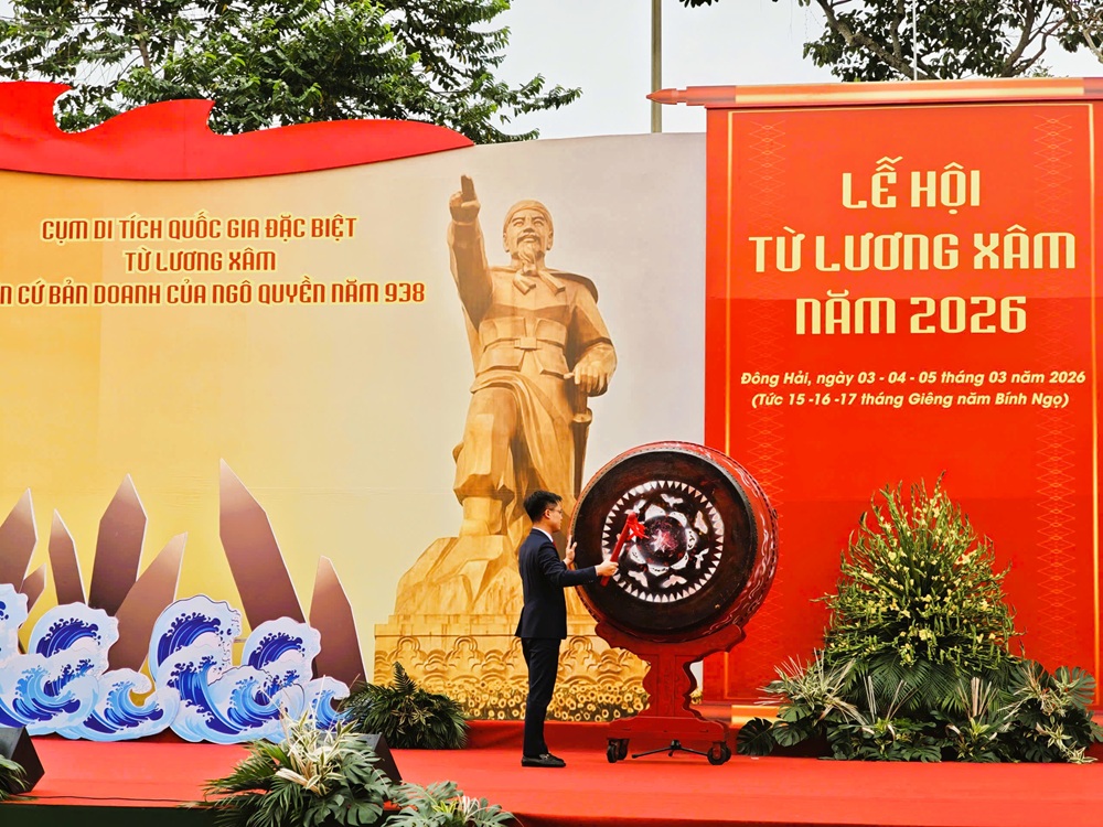 Ông Nguyễn Anh Tuấn, Bí thư Đảng ủy, Chủ tịch HĐND phường Đông Hải gióng trống khai hội