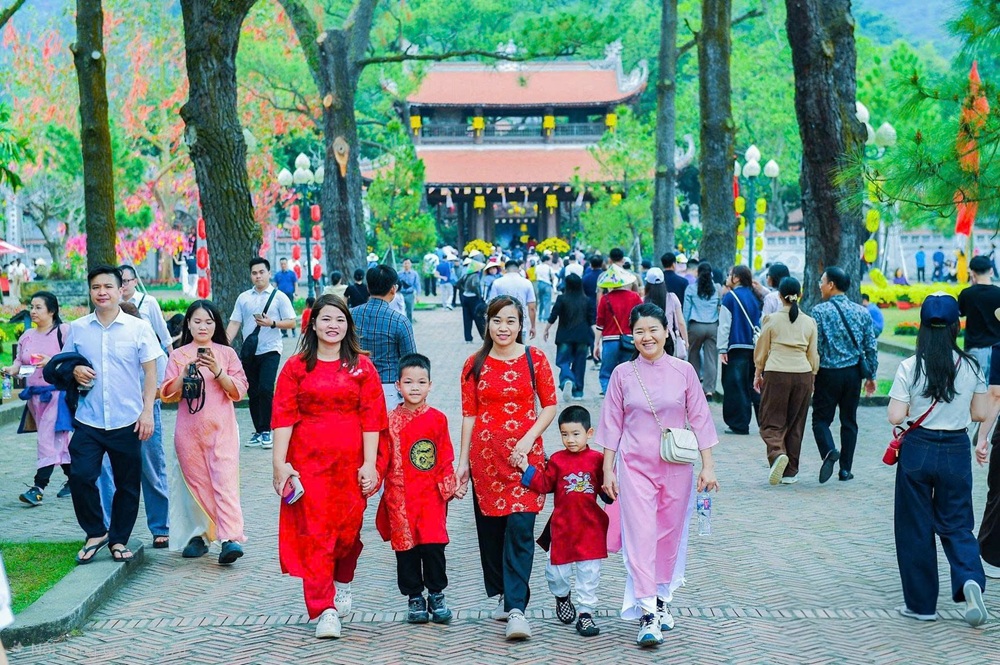 Lễ hội m&ugrave;a xu&acirc;n C&ocirc;n Sơn - Kiếp Bạc năm 2026 thu h&uacute;t đ&ocirc;ng đảo nh&acirc;n d&acirc;n v&agrave; du kh&aacute;ch tham gia