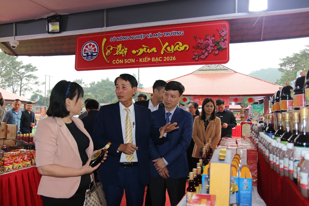 L&atilde;nh đạo Sở N&ocirc;ng nghiệp v&agrave; M&ocirc;i trường Hải Ph&ograve;ng tham quan c&aacute;c gian h&agrave;ng sản phẩm OCOP tại Tuần Văn ho&aacute;, Du lịch v&agrave; X&uacute;c tiến thương mại tại Lễ hội m&ugrave;a xu&acirc;n C&ocirc;n Sơn &ndash; Kiếp Bạc