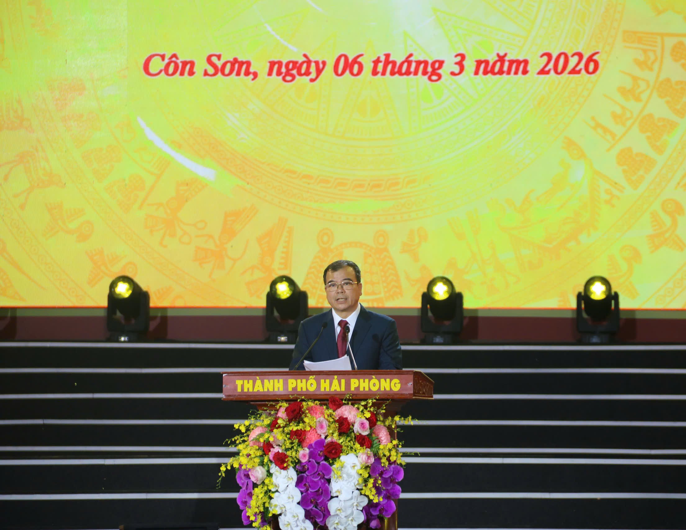 &Ocirc;ng Nguyễn Minh H&ugrave;ng, Ph&oacute; chủ tịch UBND TP. Hải Ph&ograve;ng đọc diễn văn tưởng niệm v&agrave; khai mạc lễ hội