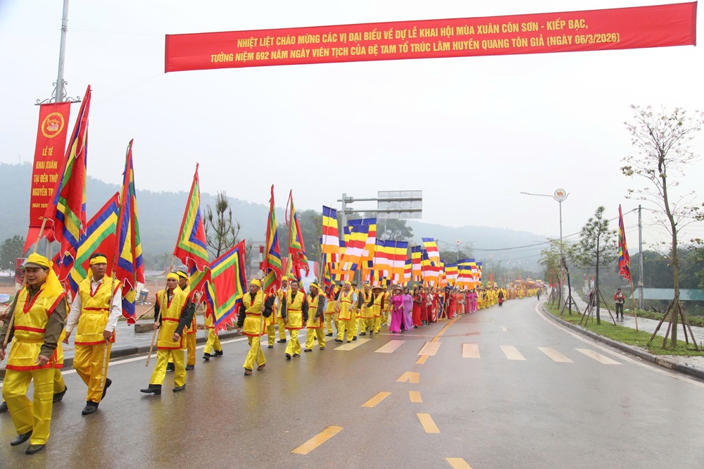 Rước nước từ hồ C&ocirc;n Sơn về ch&ugrave;a C&ocirc;n Sơn