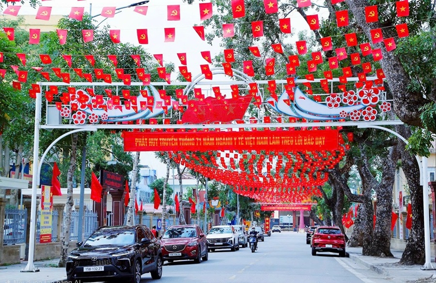 Tuyến đường trung t&acirc;m x&atilde; Vĩnh Bảo được trang ho&agrave;ng h&agrave;ng trăm m&eacute;t cờ c&ugrave;ng c&aacute;c băng r&ocirc;n, khẩu hiệu rực rỡ ch&agrave;o mừng ng&agrave;y bầu cử đại biểu Quốc hội kho&aacute; XVI v&agrave; HĐND c&aacute;c cấp nhiệm kỳ 2026 - 2031