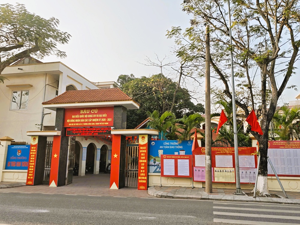 Điểm bầu cử tại Trường Tiểu học Nguyễn Tri Phương, phường Hồng B&agrave;ng. Ảnh: Thanh Sơn