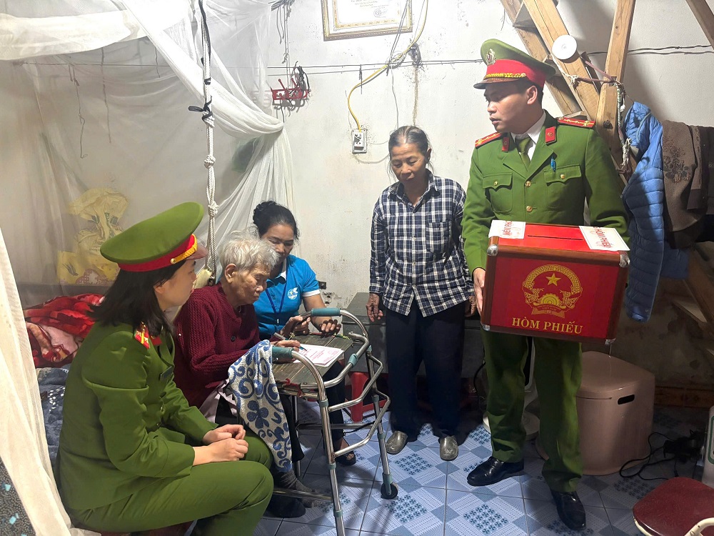 Lực lượng Công an xã Hợp Tiến đã phối hợp với Tổ bầu cử số 12 tổ chức mang hòm phiếu phụ đến tận nhà Mẹ Việt Nam Anh hùng Phan Thị Cẳm và các cử tri cao tuổi, sức khỏe yếu, không thể đến khu vực bỏ phiếu, nhằm bảo đảm mọi công dân đều được thực hiện quyền và nghĩa vụ thiêng liêng của mình.