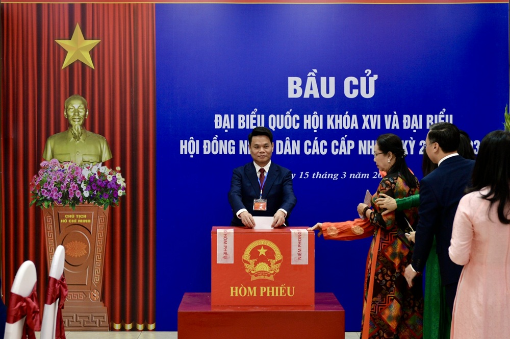 Ông Lê Ngọc Châu, Chủ tịch UBND TP. Hải Phòng đã dự Lễ khai mạc Bầu cử và bỏ phiếu tại khu vực bỏ phiếu số 8 (Trung tâm Chính trị phường Hải An)