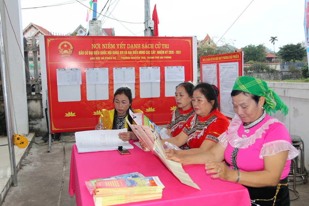 Cử tri đồng bào dân tộc Sán Dìu đọc tiểu sử các ứng cử viên đại biểu Quốc hội và HĐND các cấp trước khi bỏ phiếu bầu cử. Cử tri đánh giá các ứng cử viên có năng lực, trình độ chuyên môn cao, đáp ứng được sự phát triển của đất nước trong tình hình mới