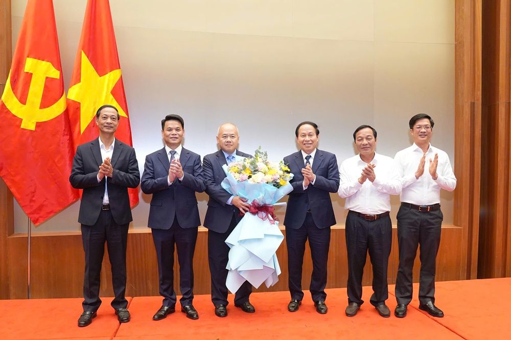 Thường trực Thành ủy Hải Phòng tặng hoa chúc mừng ông Đỗ Thành Trung