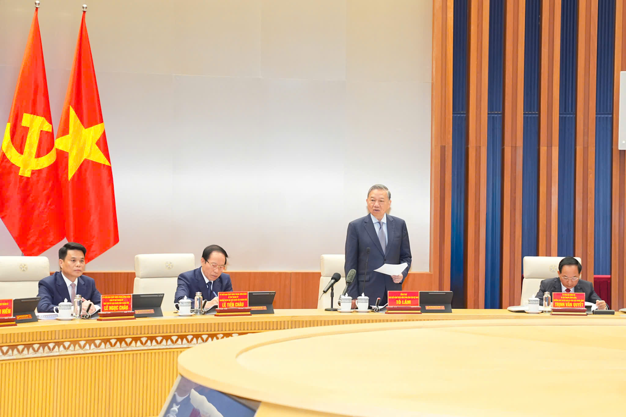 Tổng Bí thư Tô Lâm nhấn mạnh Hải Phòng cần tầm nhìn phát triển dài hạn, không chỉ đến 2030 hay 2045 mà phải hướng tới vị thế siêu đô thị biển có sức cạnh tranh toàn cầu vào năm 2100.