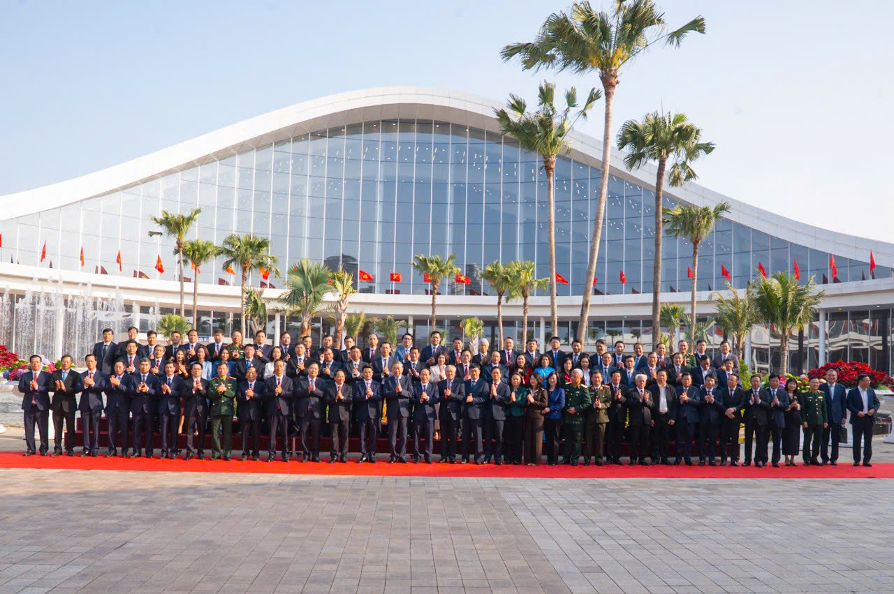 Tổng Bí thư Tô Lâm và các đại biểu chụp ảnh chung với Ban Chấp hành Đảng bộ thành phố Hải Phòng