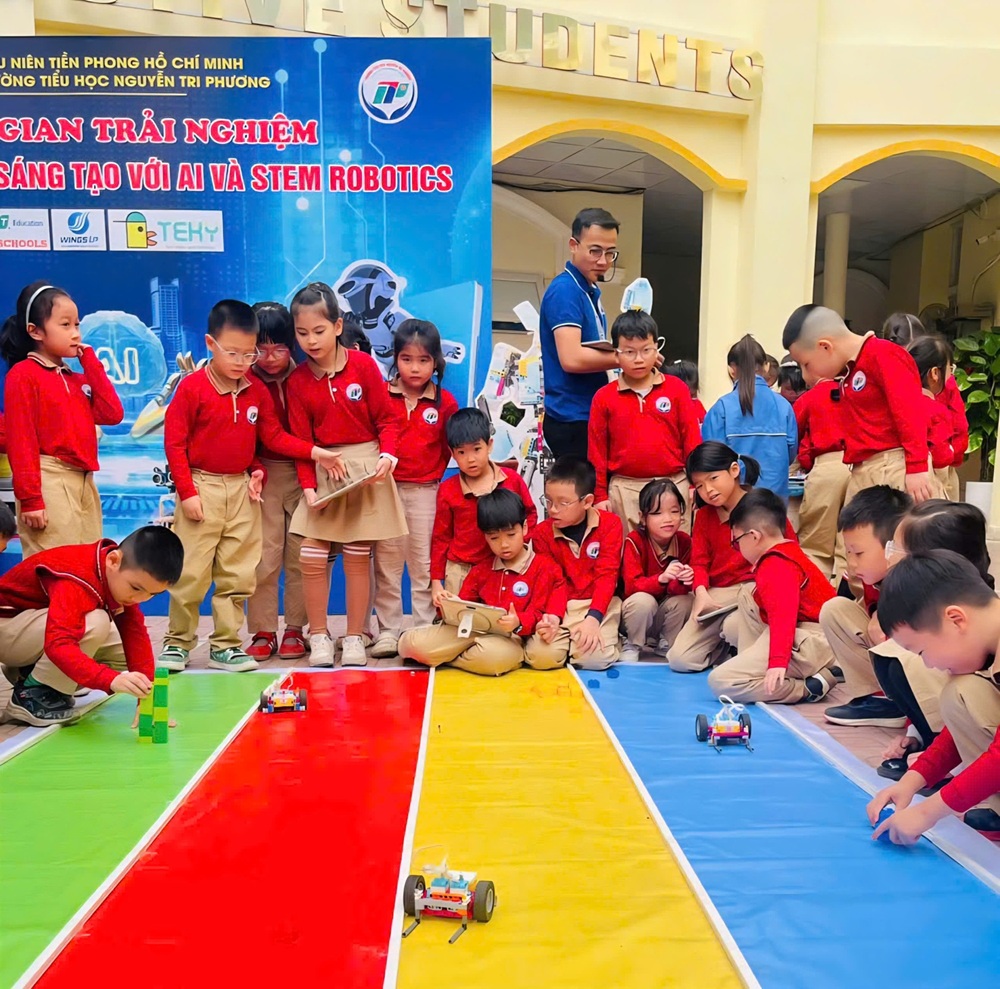 Học sinh trường Tiểu học Nguyễn Tri Phương (phường Hồng Bàng) trải nghiệm sáng tạo AI và STEM Robotics