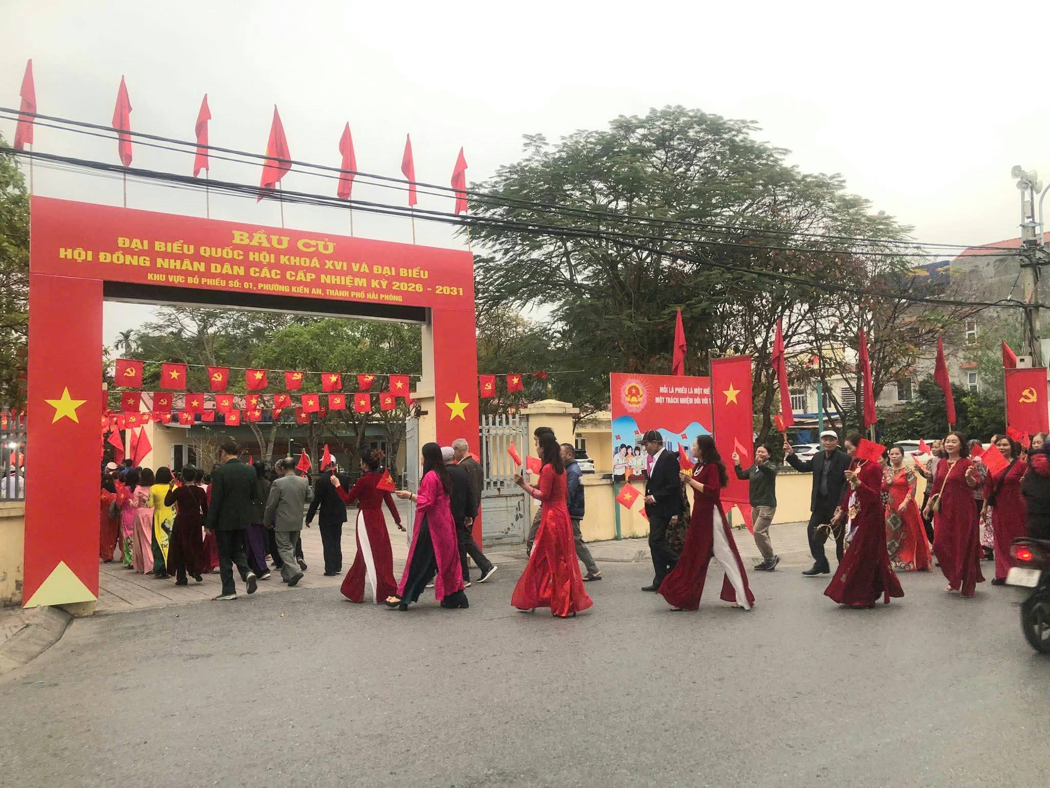 Cử tri phường Kiến An tham gia Ng&agrave;y hội non s&ocirc;ng