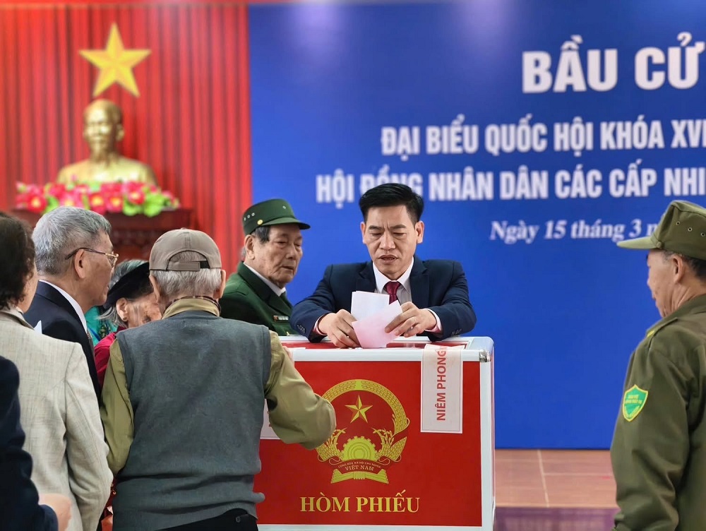 Cử tri phường Đồ Sơn bỏ phiếu bầu đại biểu Quốc hội kh&oacute;a XVI v&agrave; đại biểu HĐND c&aacute;c cấp nhiệm kỳ 2026 - 2031