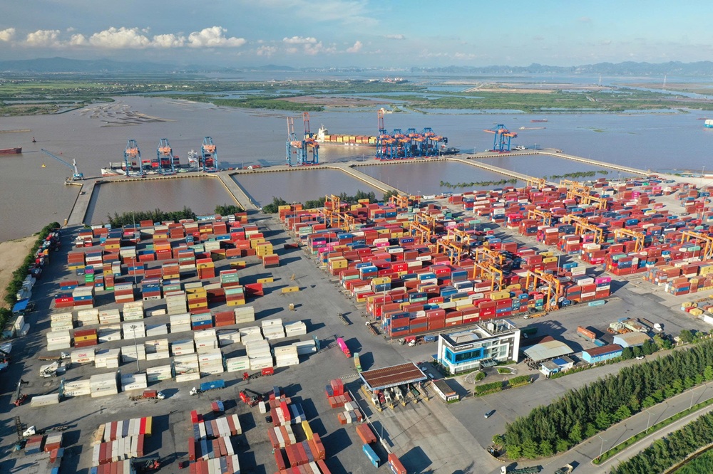 Các cảng khu vực Lạch Huyện thường xuyên đón tàu lớn cập cảng làm hàng. Trong ảnh: KCN Nam Đình Vũ