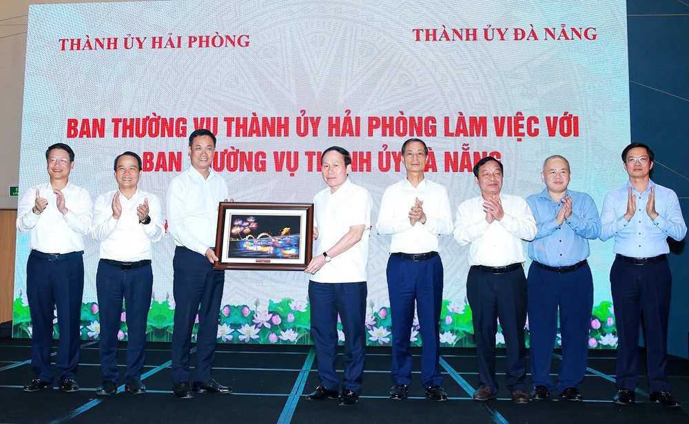 L&atilde;nh đạo Ban Thường vụ Th&agrave;nh ủy Đ&agrave; Nẵng trao qu&agrave; lưu niệm tặng Ban Thường vụ Th&agrave;nh ủy Hải Ph&ograve;ng nh&acirc;n cuộc l&agrave;m việc