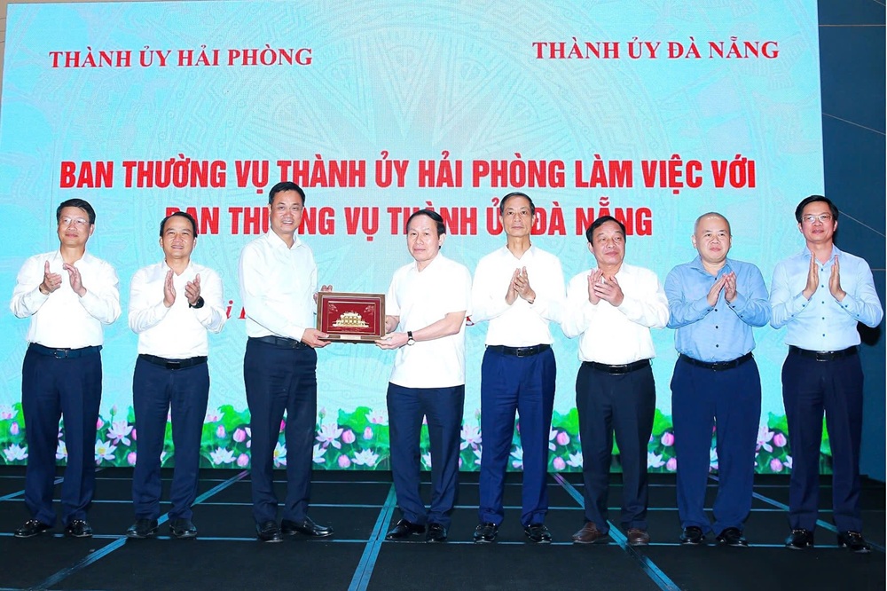 L&atilde;nh đạo Thường trực Th&agrave;nh ủy Hải Ph&ograve;ng (b&ecirc;n phải) trao qu&agrave; lưu niệm tặng Đo&agrave;n c&ocirc;ng t&aacute;c Ban Thường vụ Th&agrave;nh ủy Đ&agrave; Nẵng