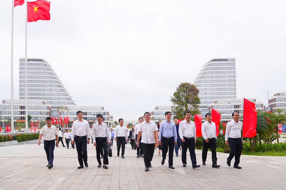 L&atilde;nh đạo th&agrave;nh phố Đ&agrave; Nẵng tham quan Trung t&acirc;m Ch&iacute;nh trị - H&agrave;nh ch&iacute;nh th&agrave;nh phố Hải Ph&ograve;ng