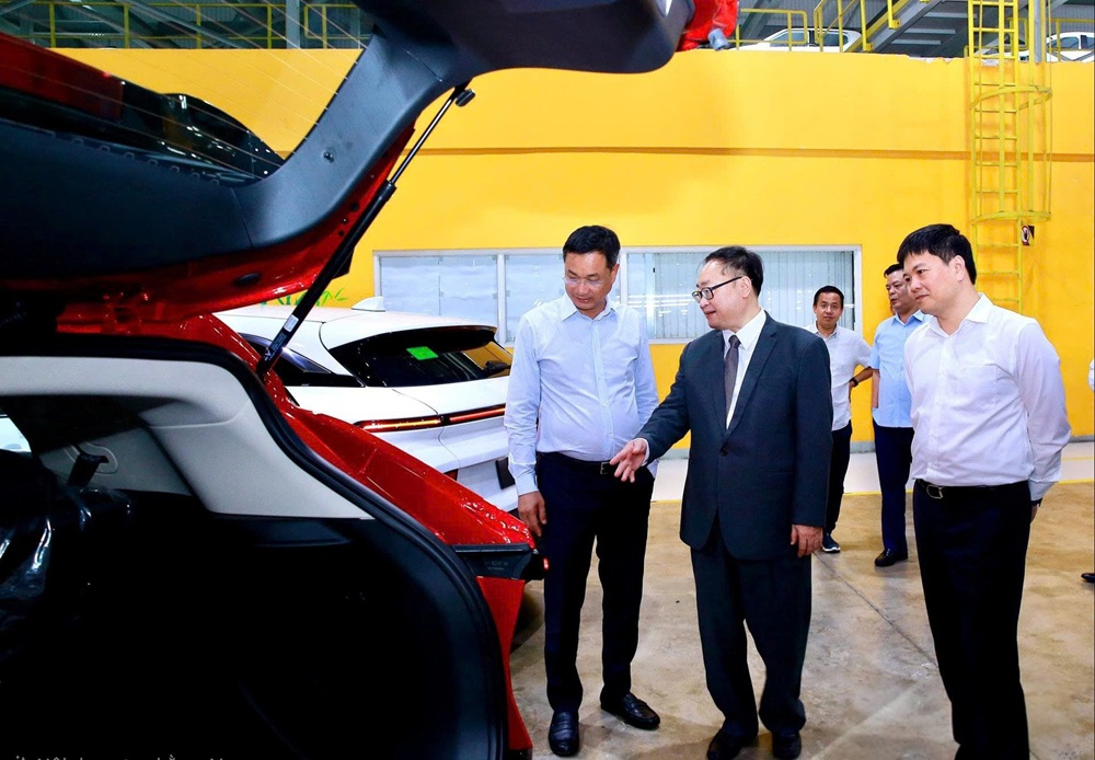 &Ocirc;ng L&ecirc; Ngọc Quang, Ủy vi&ecirc;n Trung ương Đảng, B&iacute; thư Th&agrave;nh ủy Đ&agrave; Nẵng (ngo&agrave;i c&ugrave;ng b&ecirc;n tr&aacute;i) thăm Tổ hợp Nh&agrave; m&aacute;y sản xuất &ocirc; t&ocirc; Vinfast Hải Ph&ograve;ng