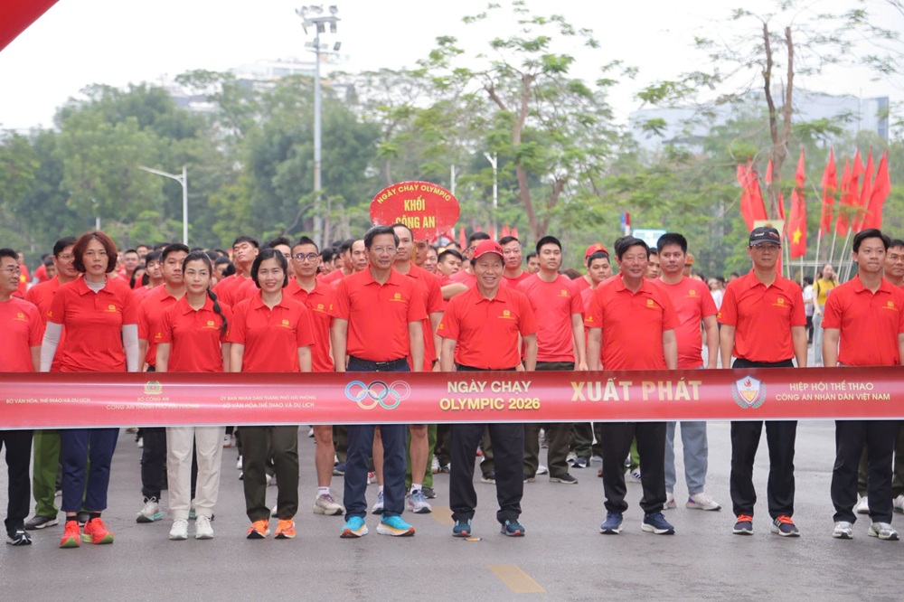 L&atilde;nh đạo th&agrave;nh phố Hải Ph&ograve;ng c&ugrave;ng 6.500 người tham gia chạy tại điểm trung t&acirc;m th&agrave;nh phố