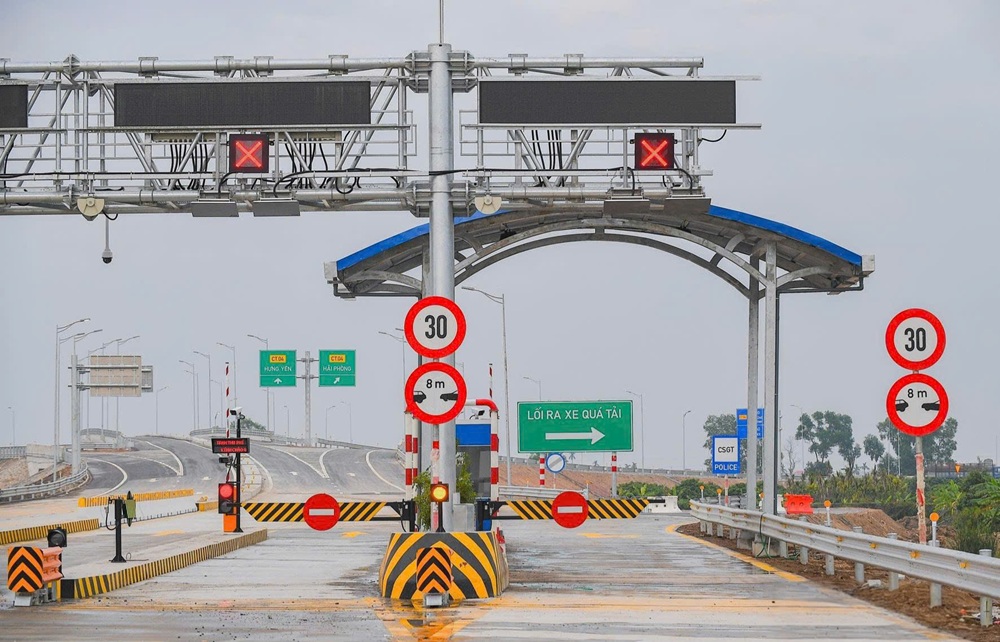 Trạm thu ph&iacute; tại n&uacute;t giao đường tỉnh 390 với đường &ocirc; t&ocirc; cao tốc H&agrave; Nội - Hải Ph&ograve;ng tại x&atilde; H&agrave; Đ&ocirc;ng