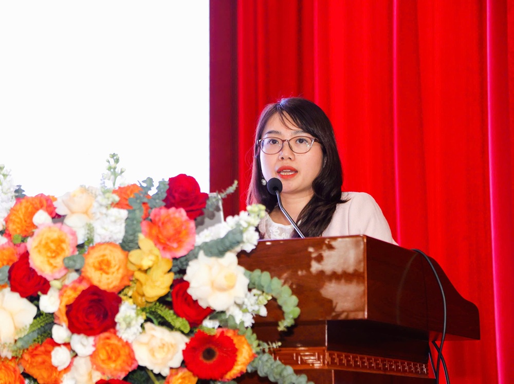 B&agrave; Ho&agrave;ng Thị Nam Phương, Ph&oacute; trưởng ph&ograve;ng Ph&ograve;ng Ph&aacute;p chế, t&agrave;i ch&iacute;nh-Ng&acirc;n s&aacute;ch, Vụ Ph&aacute;p chế (Bộ t&agrave;i ch&iacute;nh) phổ biến Luật Đầu tư năm 2025 v&agrave; c&aacute;c văn bản hướng dẫn thi h&agrave;nh tới c&aacute;c doanh nghiệp tham dự hội nghị