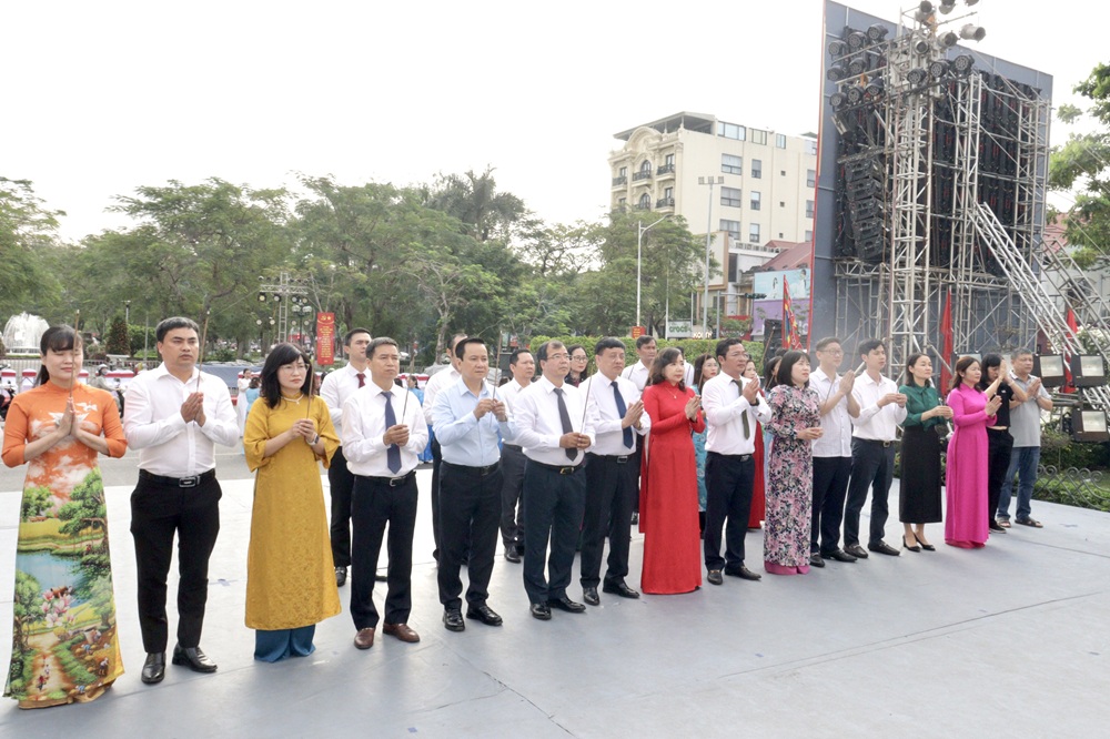 C&aacute;c đại biểu d&acirc;ng hương tại Tượng đ&agrave;i Nữ tướng L&ecirc; Ch&acirc;n