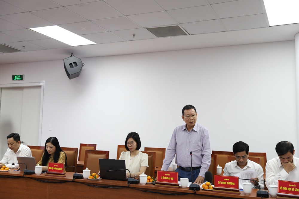 &Ocirc;ng B&ugrave;i Ngọc Hải, Ph&oacute; gi&aacute;m đốc Sở Ngoại vụ Hải Ph&ograve;ng tham luận tại Hội thảo