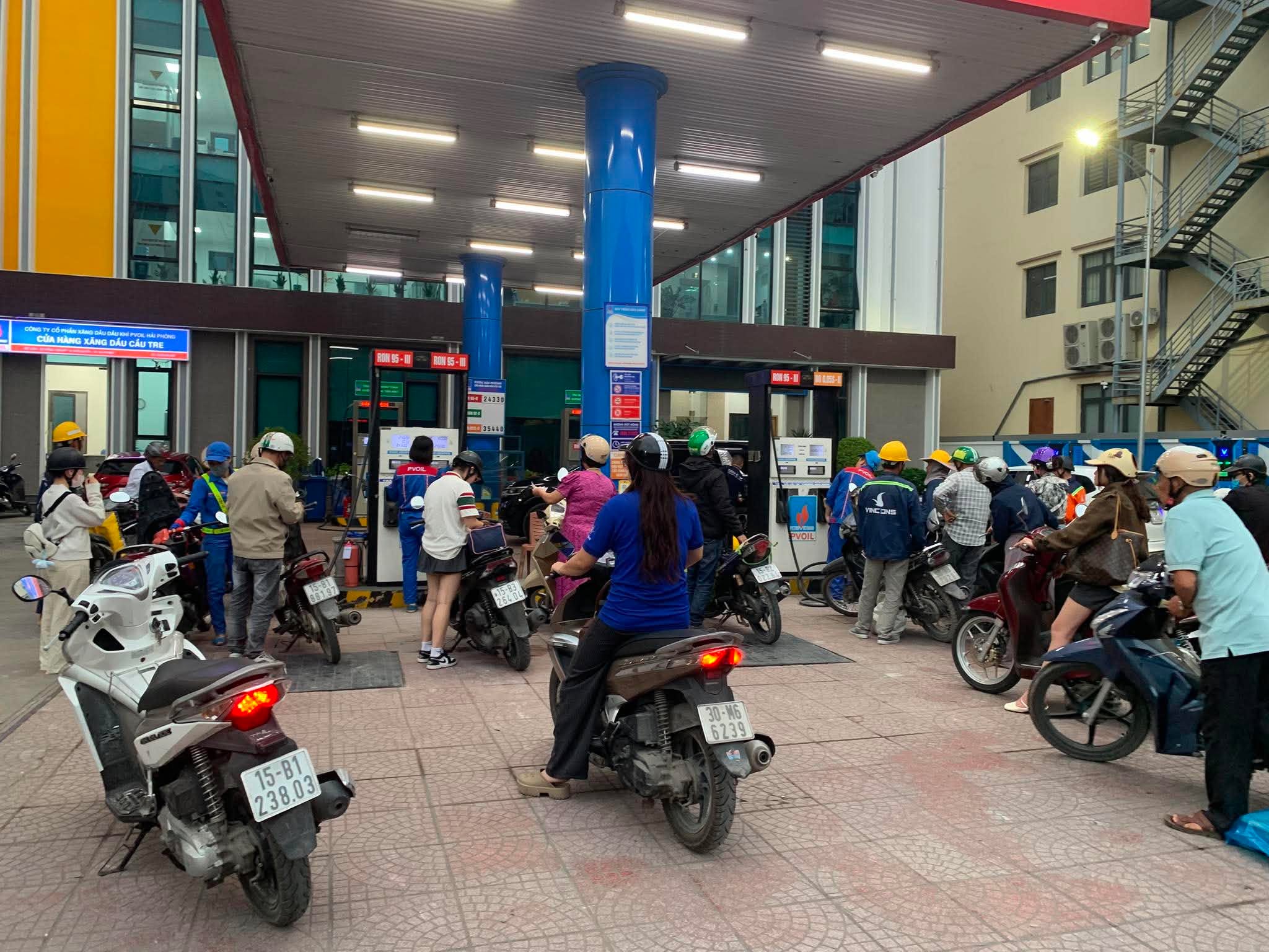 Sở C&ocirc;ng Thương đ&atilde; chỉ đạo, vận động c&aacute;c thương nh&acirc;n kinh doanh xăng dầu tr&ecirc;n địa b&agrave;n th&agrave;nh phố đảm bảo ổn định nguồn cung, tr&aacute;nh t&igrave;nh trạng đứt g&atilde;y nguồn h&agrave;ng xăng dầu, đảm bảo hoạt động sản xuất, kinh doanh, ti&ecirc;u d&ugrave;ng