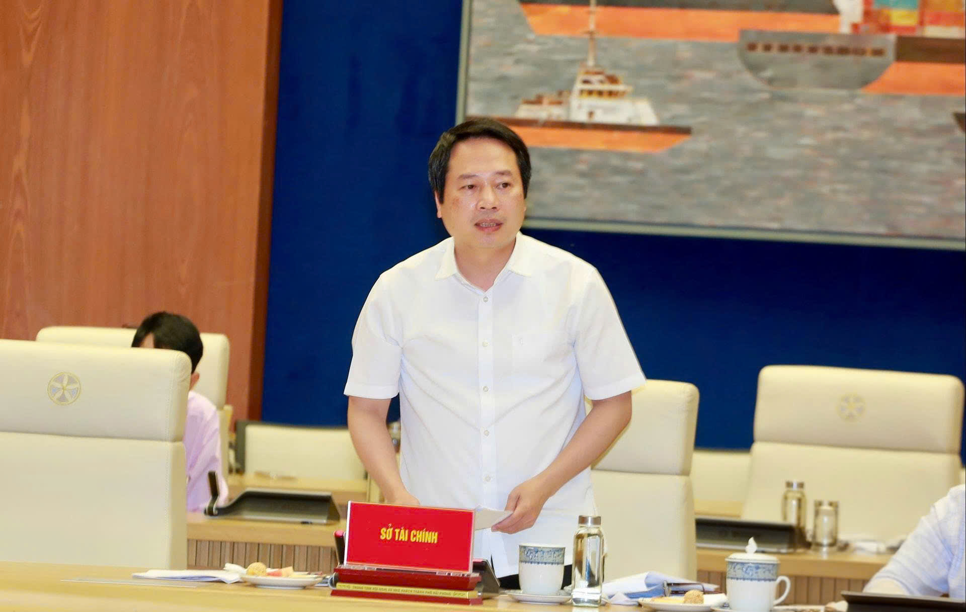 &Ocirc;ng Nguyễn Ngọc T&uacute;, Gi&aacute;m đốc Sở t&agrave;i ch&iacute;nh Hải Ph&ograve;ng b&aacute;o c&aacute;o kết quả kinh tế - x&atilde; hội qu&yacute; I/2026 tại phi&ecirc;n họp