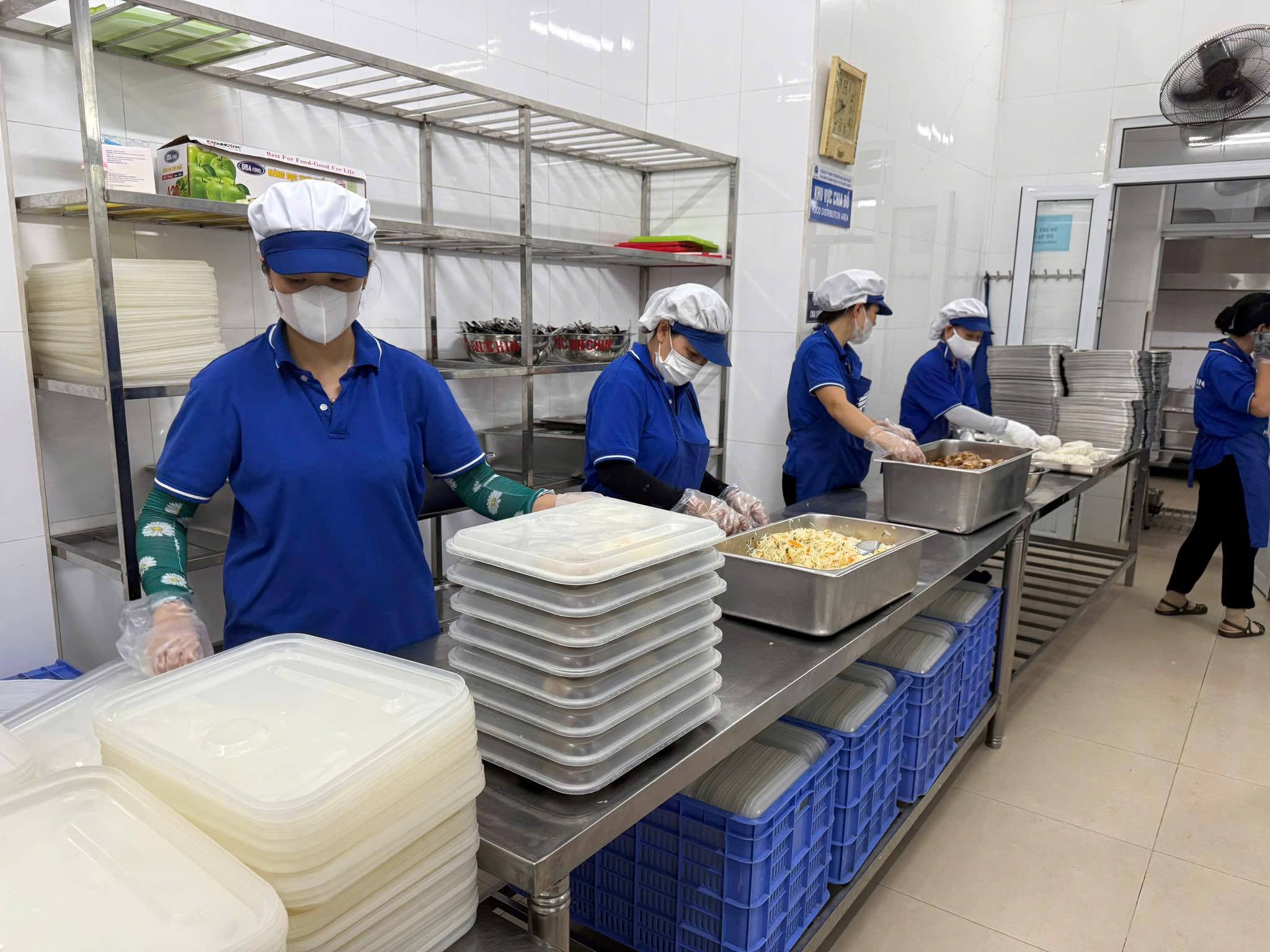 Bếp ăn của Trường Tiểu học Nguyễn Tri Phương (phường Hồng B&agrave;ng) được vận h&agrave;nh theo quy tr&igrave;nh một chiều, bảo đảm an to&agrave;n vệ sinh thực phẩm