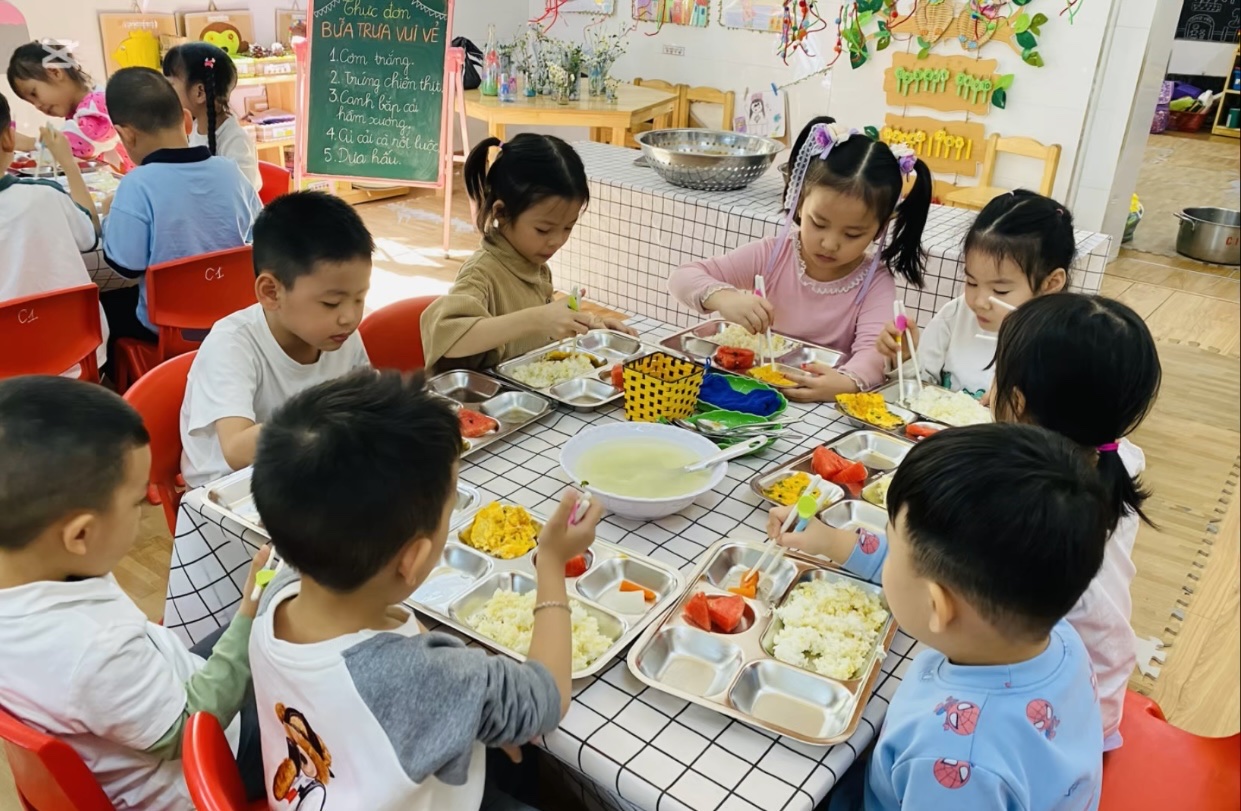 Sở Gi&aacute;o dục v&agrave; Đ&agrave;o tạo Hải Ph&ograve;ng y&ecirc;u cầu c&aacute;c trường học gắn tr&aacute;ch nhiệm hiệu trưởng với vấn đề an to&agrave;n thực phẩm khi phục vụ c&aacute;c bữa ăn cho học sinh. Trong ảnh l&agrave; bữa ăn b&aacute;n tr&uacute; của c&aacute;c học sinh Trường Mầm non Minh Khai