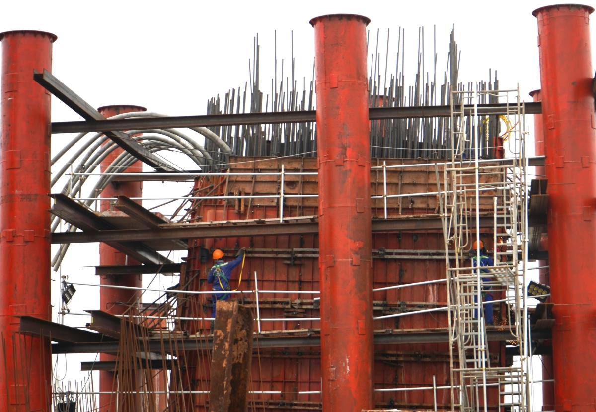 Hơn 100 c&ocirc;ng nh&acirc;n đang được huy động thi c&ocirc;ng 2 trụ ch&iacute;nh của cầu Nguyễn Tr&atilde;i