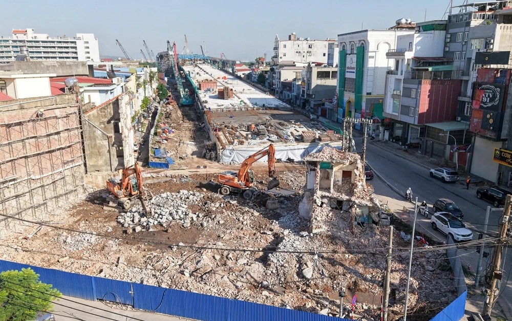 Hiện g&oacute;i thầu cầu dẫn, đường dẫn v&agrave; n&uacute;t giao đạt gần 80% gi&aacute; trị hợp đồng, l&agrave; hạng mục c&oacute; tiến độ nhanh nhất to&agrave;n Dự &aacute;n, dự kiến ho&agrave;n th&agrave;nh cuối năm 2026