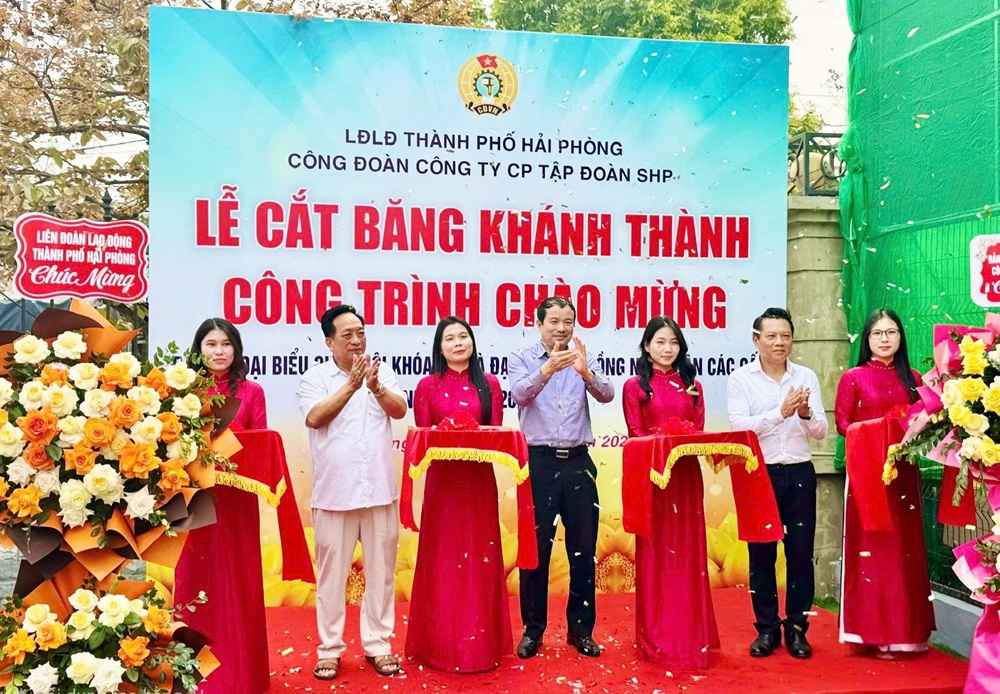Lãnh đạo Liên đoàn Lao động thành phố và lãnh đạo Công ty CP Tập đoàn SHP cắt băng khánh thành công trình sân pickleball, góp phần chăm lo đời sống văn hóa tinh thần đoàn viên, người lao động, cụ thể hóa mô hình Công đoàn cơ sở xã hội chủ nghĩa